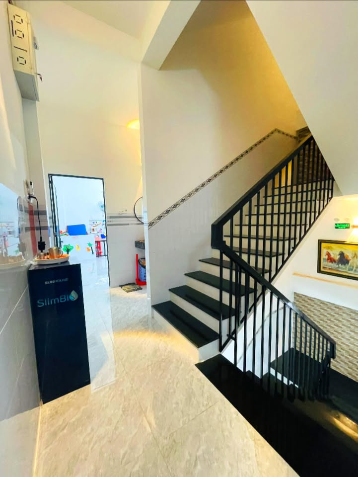 Nhà 3 tầng Tuy Hòa 98m² giá 5 tỷ - Hướng Đông Nam, sẵn sàng vào ở!