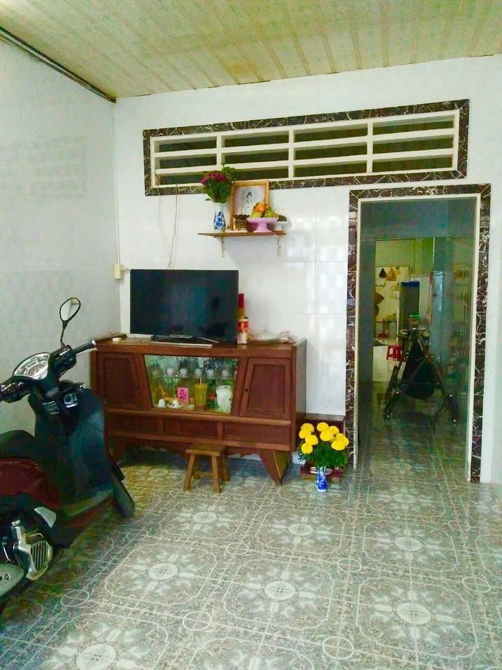 Nhà riêng Gò Công 48m² giá 900 triệu - Sổ đỏ chính chủ, thuận tiện đi lại!
