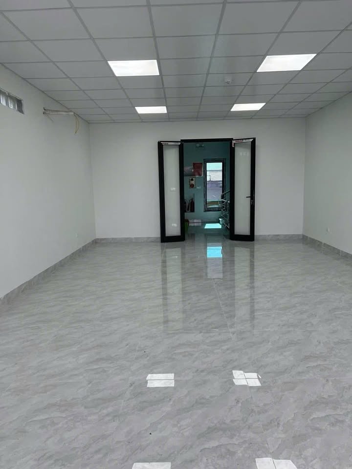 Mặt bằng kinh doanh phố Lạc Long Quân 80m² giá thương lượng - Vị trí đắc địa gần Hồ Tây!