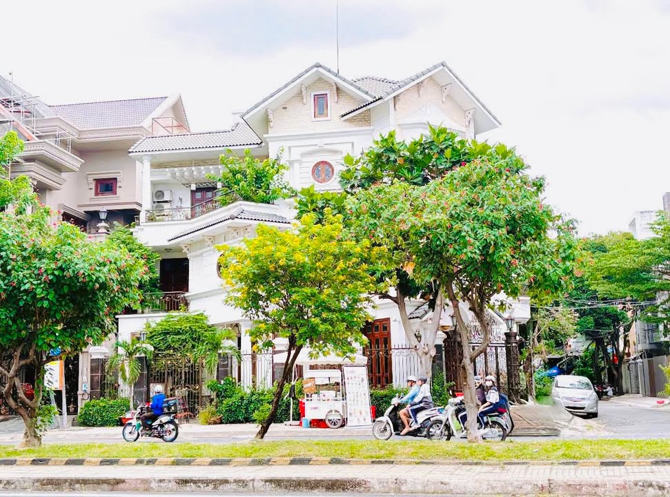 Biệt thự 2 mặt tiền Lê Thúc Hoạch, Tân Phú 143m² giá 31.9 tỷ - Thiết kế hiện đại, nội thất cao cấp!