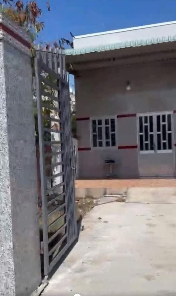 Nhà cấp 4 Long Hựu Đông Cần Đước 180m² giá 950 triệu - Thương lượng chính chủ!