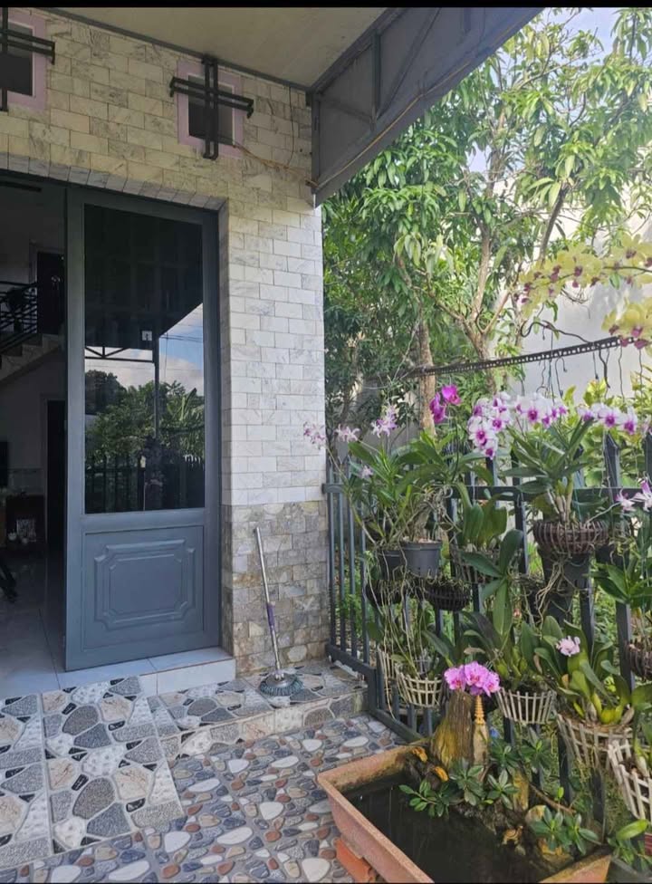 Nhà bán chính chủ tại Long Xuyên 106m² giá 2 tỷ - Kiên cố hướng Đông Bắc, đầy đủ tiện nghi!