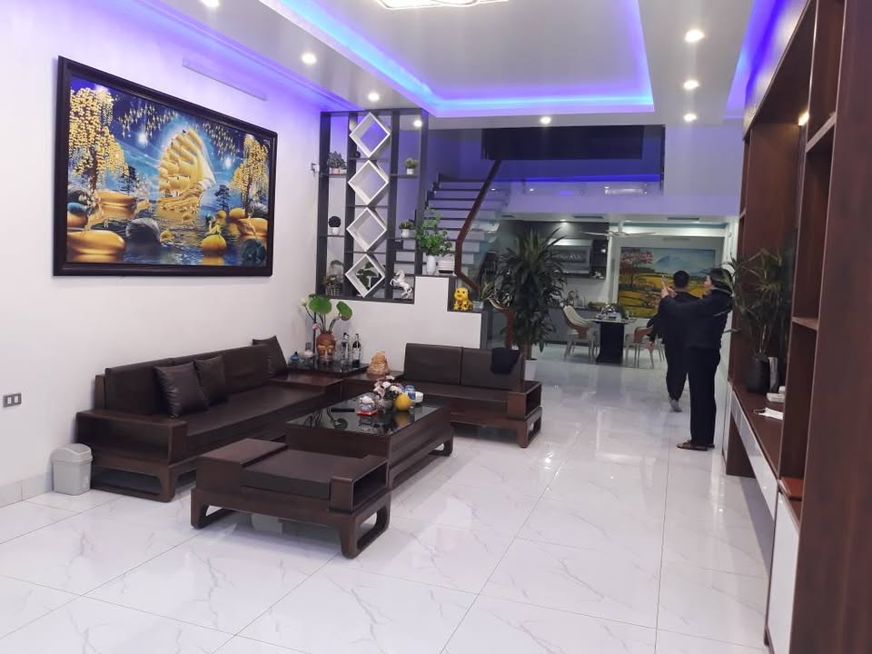 Nhà 3 tầng Đông Thịnh - Đông Sơn, 100m² giá 4 tỷ - Nội thất đầy đủ, chỉ việc vào ở!