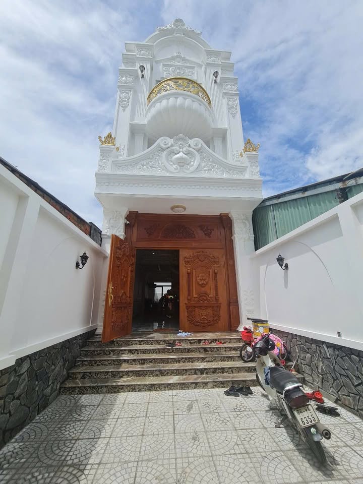 Nhà đẹp Hóc Môn 107m² giá 10 tỷ - Nội thất khủng sẵn sàng vào ở!