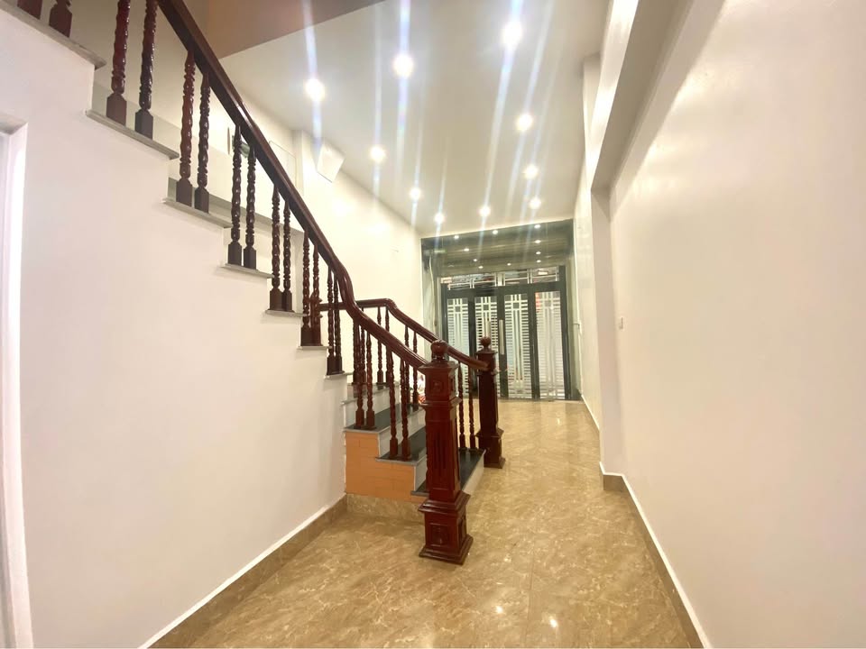 Nhà 4 tầng Bắc Từ Liêm 37m² giá thỏa thuận - Ô tô đỗ cửa, gần chợ, trường học!