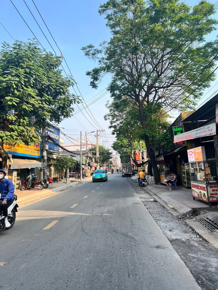 Nhà 2 tầng Linh Xuân Thủ Đức 75m² giá 4.7 tỷ - Ô tô đỗ cửa, gần chợ!