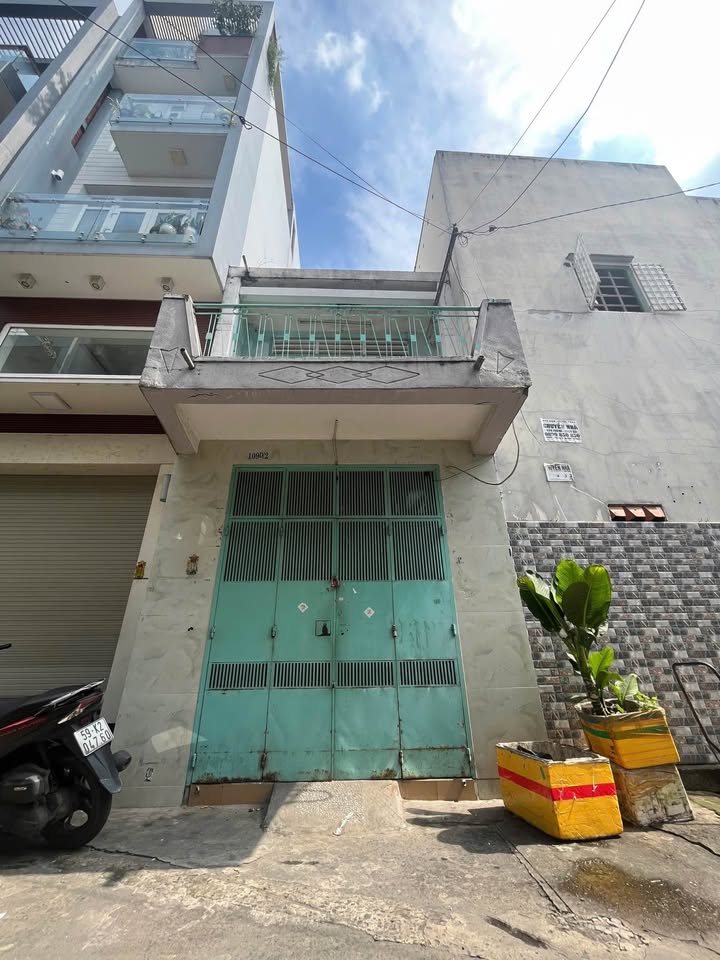 Nhà riêng Lạc Long Quân Q11 33m² giá 6.5 tỷ - Hẻm ô tô vào tận nhà!