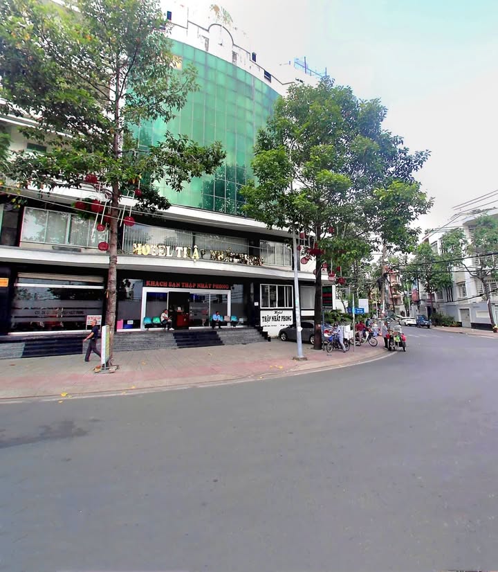 Bán Tòa Nhà Góc 3 mặt tiền Chợ Lớn - 180m² giá 65 tỷ - Đầu tư sinh lời ngay!