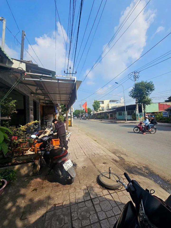 Nhà Lầu Bến Lức 74m² giá 7.3 tỷ - Mặt tiền đường Nguyễn Văn Tuôi kinh doanh sầm uất!