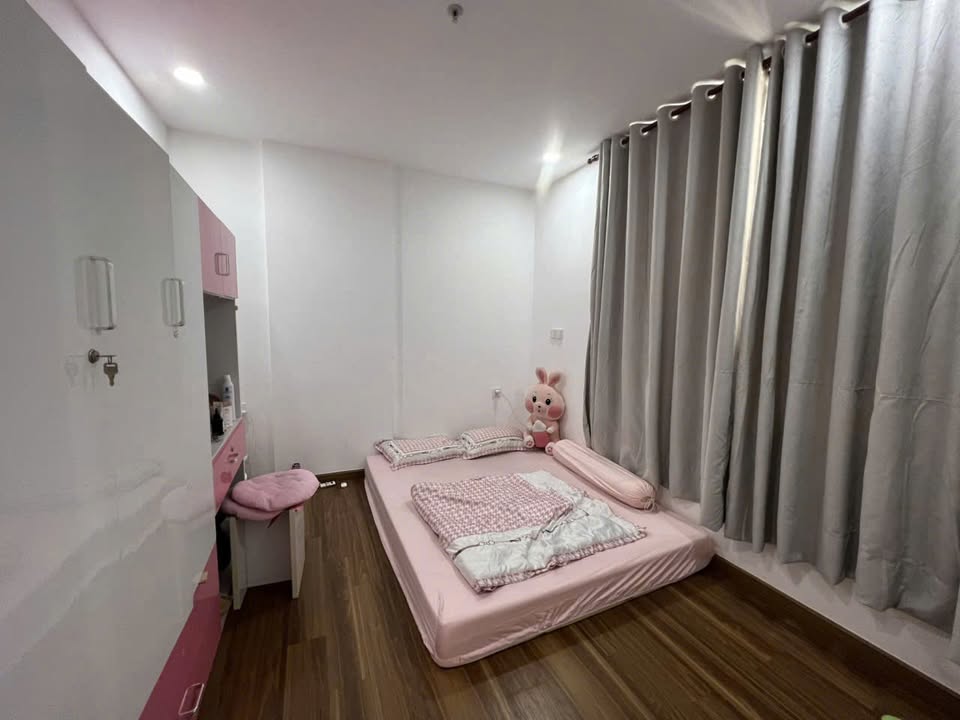 Chung cư The East Gate Dĩ An 1PN giá 6.2 triệu - Căn góc thoáng mát, view hồ bơi!