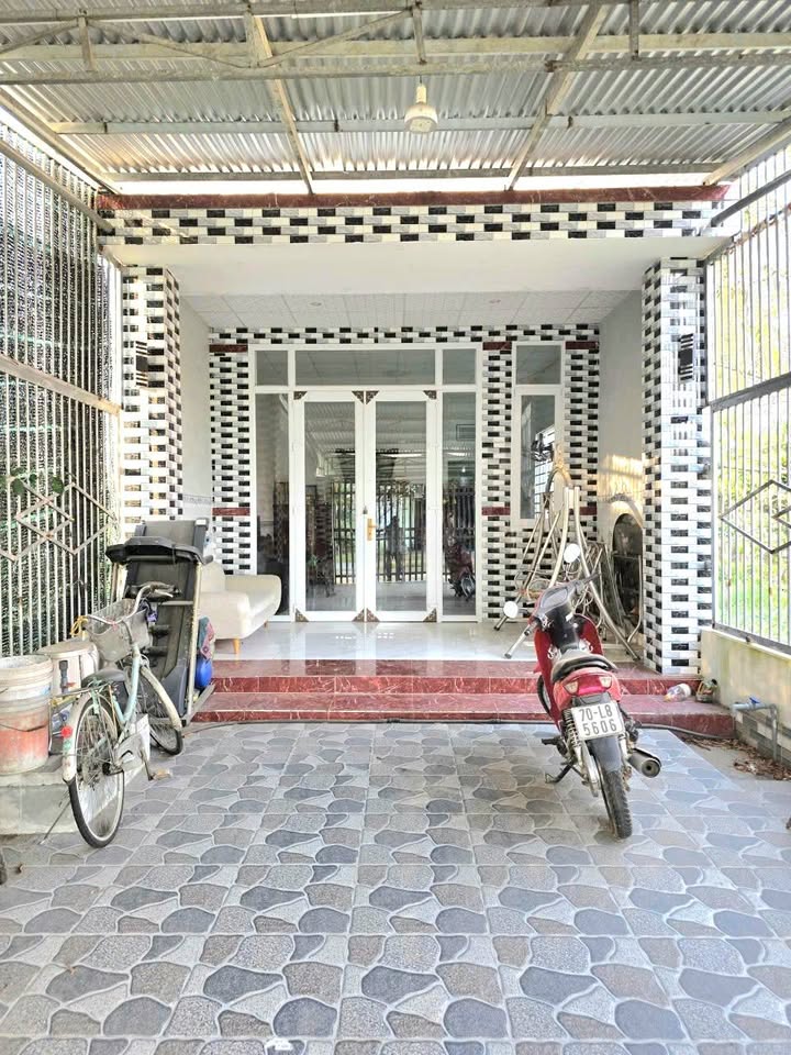 Nhà phố Hòa Thành Tây Ninh 154.1m² giá 1.5 tỷ - Bán gấp, tiện ích đầy đủ!