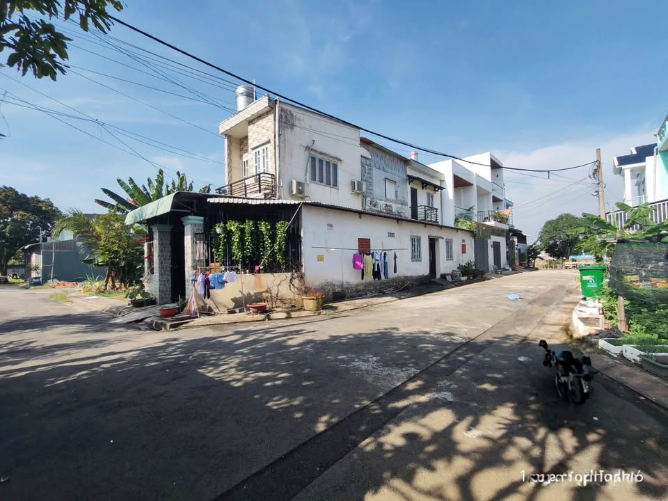 Nhà góc 2 mặt tiền đường Trương Thị Như, Hóc Môn, 97m² - Giá chỉ 4.25 tỷ VND!