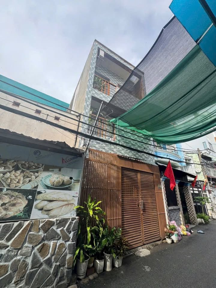 Nhà 3 tầng tại Gò Vấp 38m² giá 4.28 tỷ - Hẻm ô tô thông, gần chợ Hạnh Thông Tây!