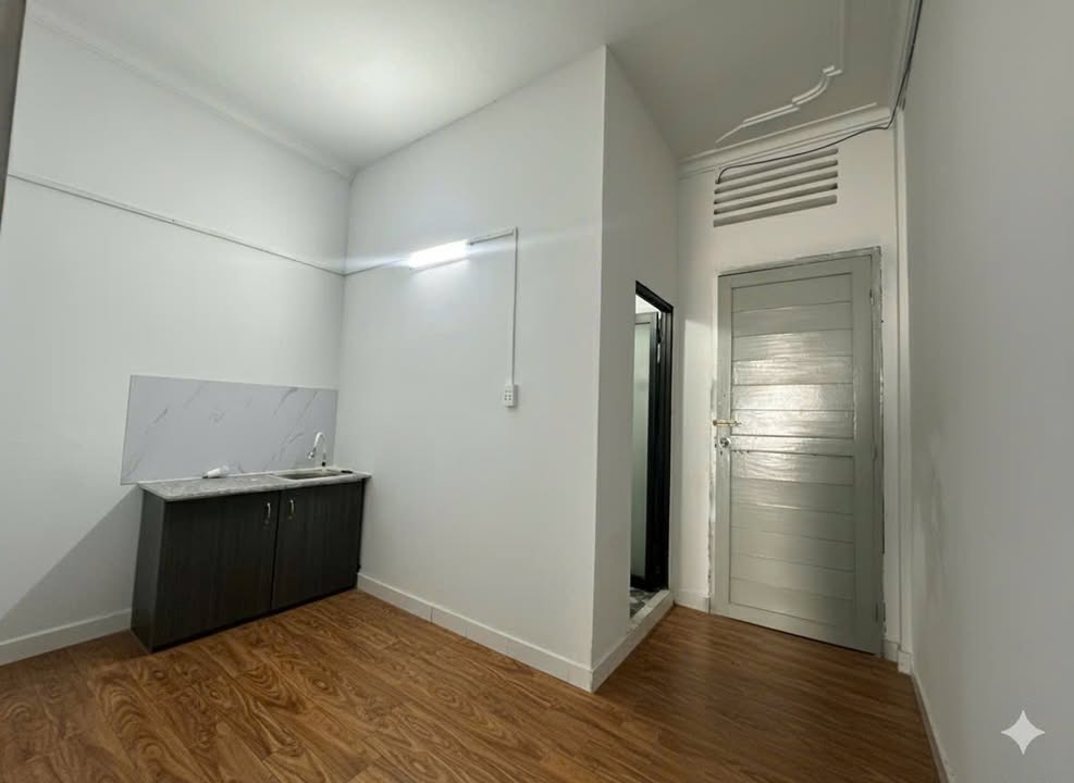 Căn hộ 2PN Trần Hưng Đạo Quận 5 - Giá Siêu Rẻ, Mặt Tiền Đường Lớn!