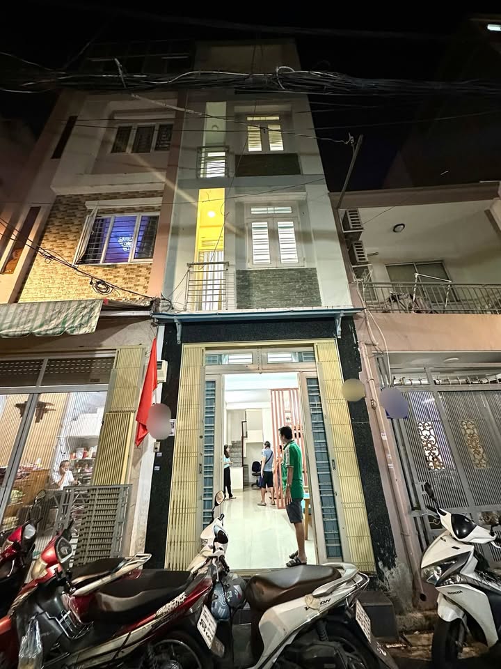 Nhà cho thuê đường Cô Giang, Phú Nhuận 32m² - Tiện ích đầy đủ, hẻm ô tô vào được!