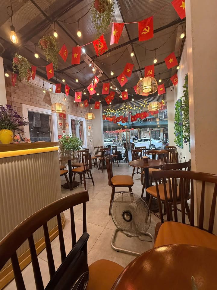 Quán Cafe Lô Góc Hào Nam Đống Đa 75m² - Diện tích rộng, giá thuê hợp lý!