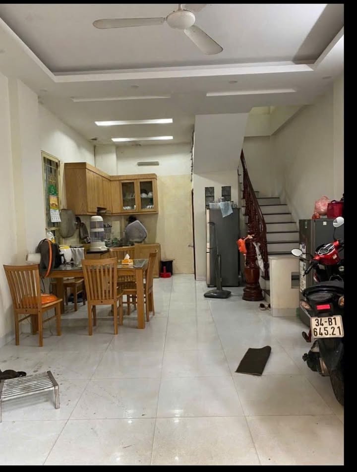 Nhà mặt phố Nguyễn Ngọc Vũ 35m² giá 18 triệu - Thiết kế thông minh, giao thông thuận tiện!