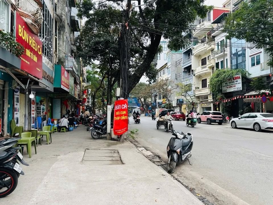 Nhà mặt phố Quốc Tử Giám, Đống Đa 30m² giá 18 tỷ - Kinh doanh sầm uất!