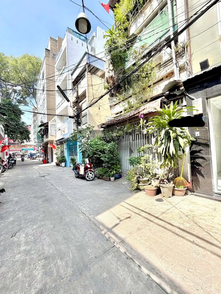 Nhà 5 tầng Thành Thái, Quận 10, 36m² chỉ 13 tỷ - Sát mặt tiền, xe tải vào nhà!
