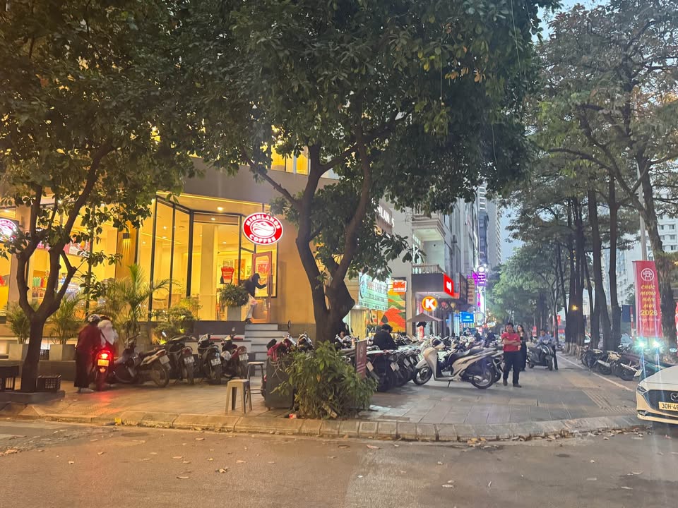 Mặt bằng kinh doanh Huỳnh Thúc Kháng, Đống Đa, 230m² giá 190 triệu - Địa điểm lý tưởng cho nhà hàng!