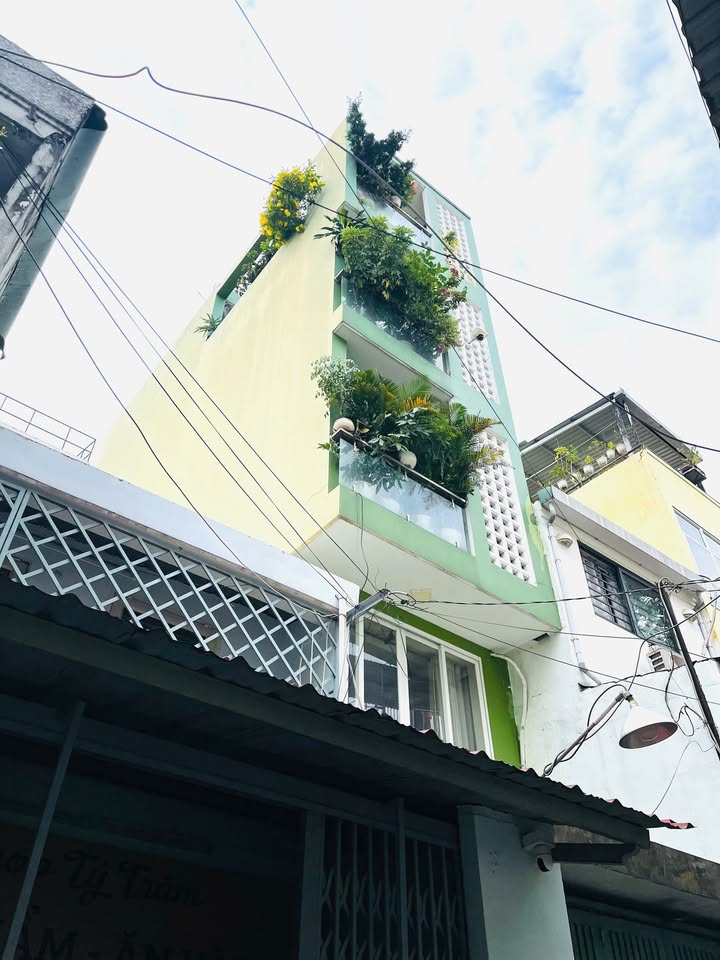 Nhà 5 tầng BTCT Đường 3 Tháng 2, Q10 giá 8 tỷ - Thiết kế hiện đại, gần trung tâm!