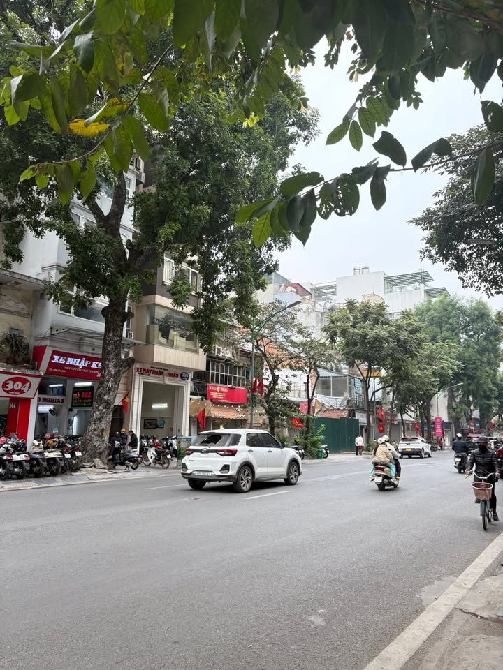 Bán gấp Toà Khách Sạn Mặt Phố Bà Triệu 386m² - Thiết kế hiện đại, Sẵn sàng hoạt động!