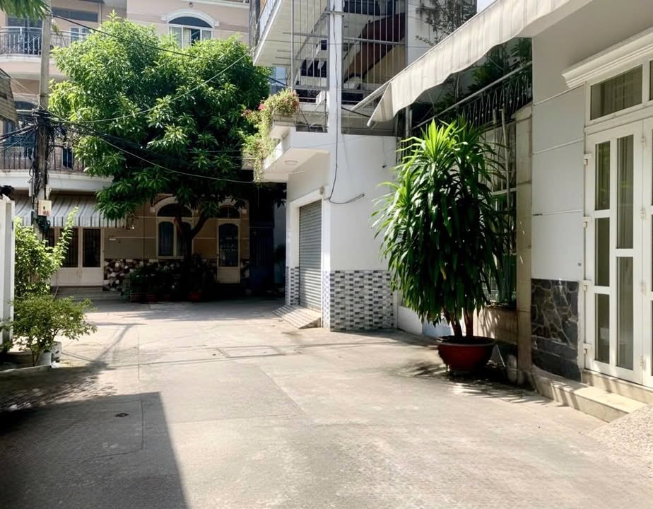 Nhà phố Phú Nhuận 70m² giá 9.39 tỷ - Hẻm ô tô, gần công viên và sân bay!
