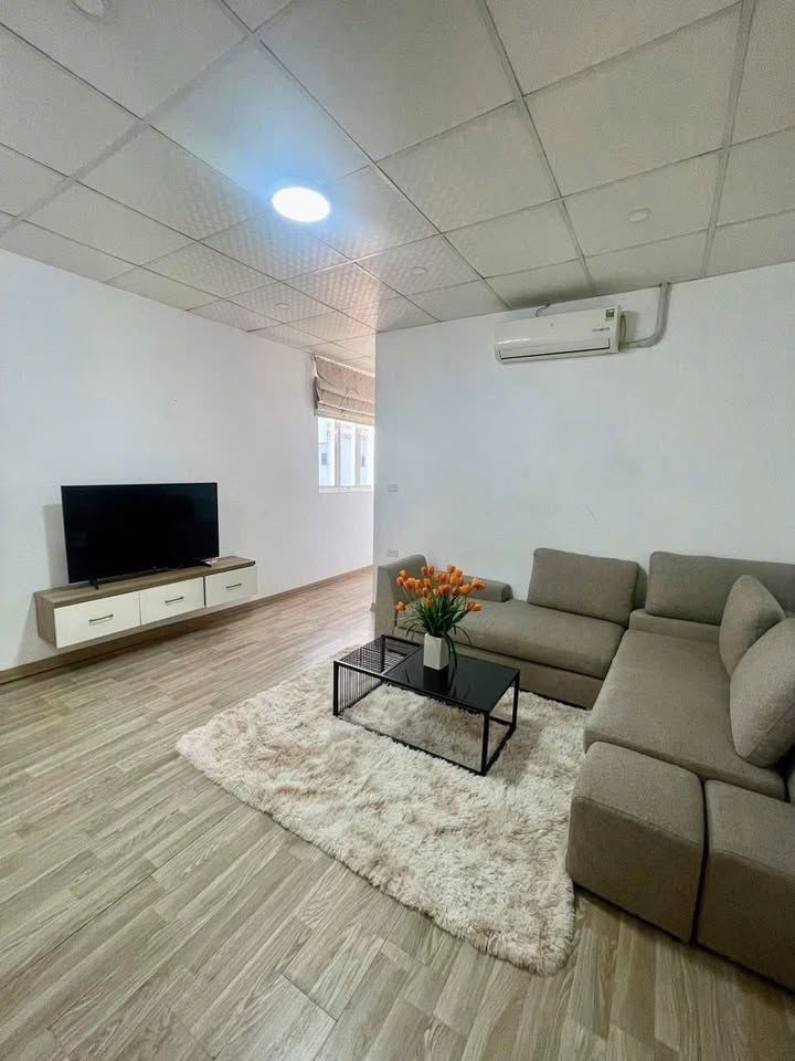 Căn hộ cho thuê mặt phố Yên Phụ 90m² - Full nội thất, giá hợp lý!