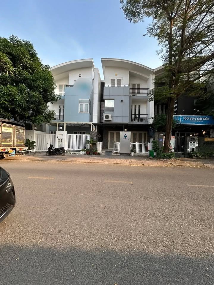 Nhà mặt tiền Nguyễn Đình Thi, Thủ Đức 140m² giá 30 triệu - Phù hợp cho kinh doanh!