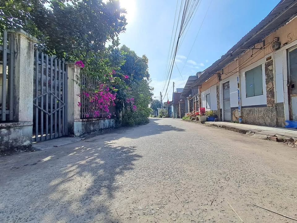 Bán Nhà Mặt Tiền DX 072 Định Hòa, 100m² giá 2.1 tỷ - Đường thông tiện lợi!