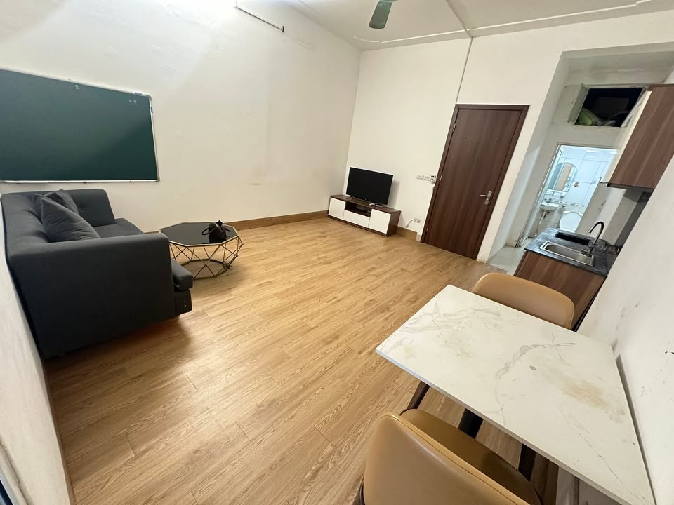 Căn hộ cho thuê tại Mễ Trì Hạ, 1PN giá chỉ 5.5 triệu - Đường phố sầm uất!