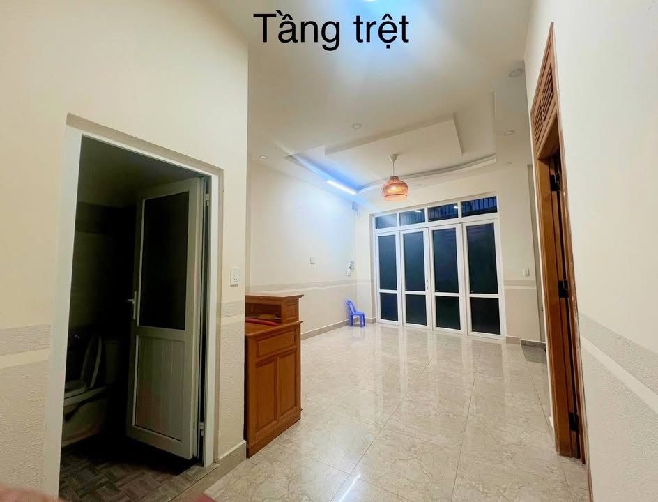 Nhà nguyên căn Đà Lạt 6 phòng ngủ giá 11 triệu - Vị trí đắc địa gần Nhà thờ Tin Lành!