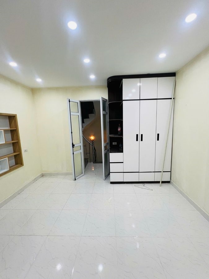 Nhà riêng Quốc Tử Giám, Đống Đa 41m² giá 14.9 tỷ - Ô tô vào nhà, thang máy, lô góc