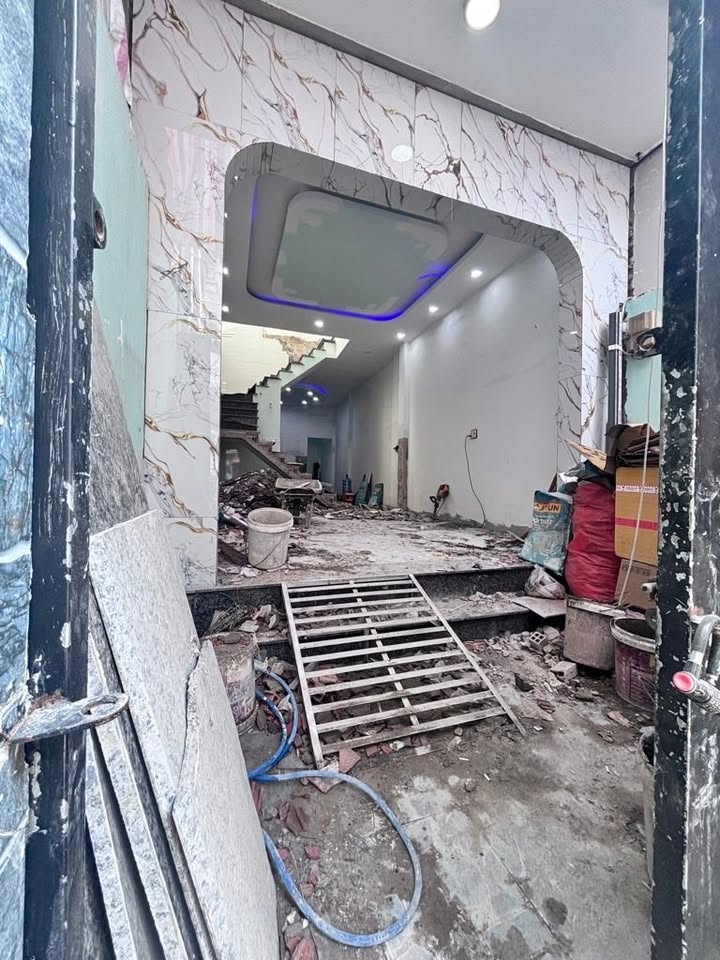 Nhà 2 tầng Phú Thuận 75m² giá 6 tỷ - Đầy đủ nội thất, gần trường học!