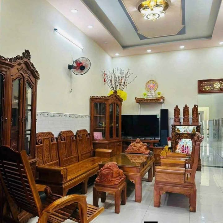 Nhà riêng Hóc Môn Tân Thới Nhì 200m² giá 6.3 tỷ - Full nội thất tặng kèm!