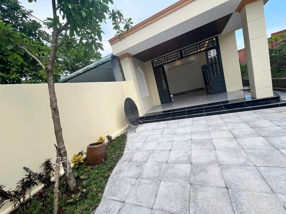 Nhà phố Gò Dầu Tây Ninh 185m² giá 1.38 tỷ - Sổ đỏ chính chủ, gần KCN Phước Đông!