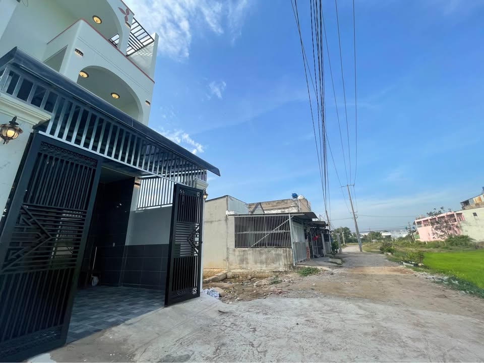 Nhà lầu mới hoàn thiện tại ấp Bình Tiền 1, xã Đức Hòa Hạ - 108m² chỉ 2.75 tỷ!