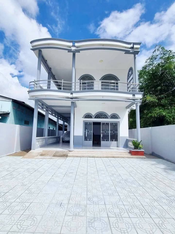 Nhà lầu Phú Hưng Bến Tre 350m² giá 2.2 tỷ - Gần cafe Royal