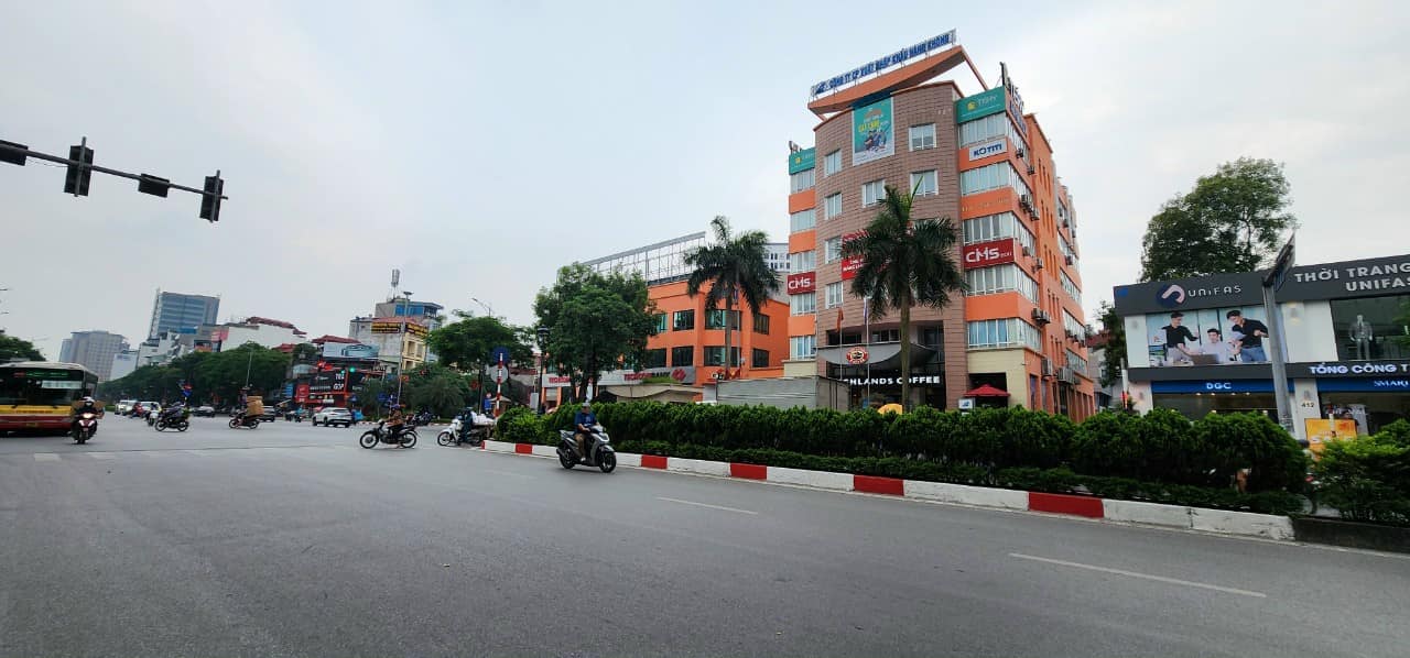 Nhà mặt phố Nguyễn Văn Cừ, Long Biên 124m² giá 37.8 tỷ - Đầu tư sinh lời cao!