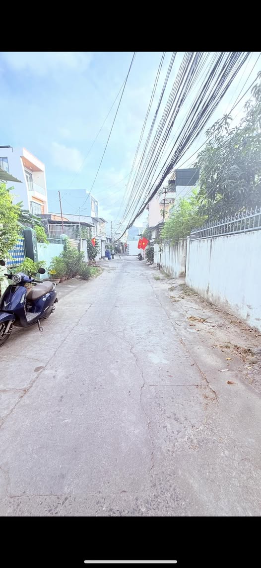 Nhà phố Nha Trang 100.6m² giá 5.4 tỷ - Sổ đỏ chính chủ, hướng Tây Nam!