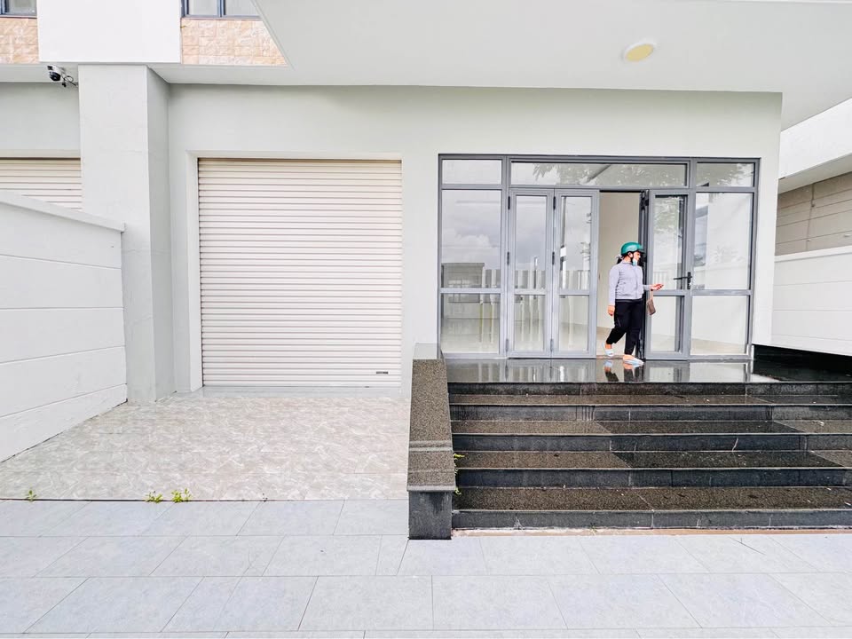 Nhà phố Rạch Giá 195m² giá 6 tỷ - Thiết kế tiện nghi, view biển đẹp!