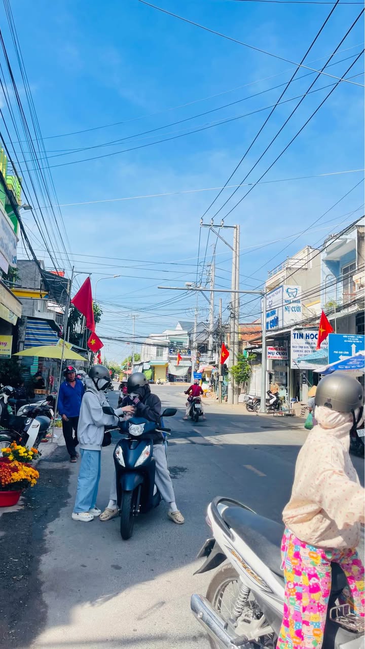 Nhà phố 1 trệt 2 lầu tại Chợ Tân Việt Hoà, 92m² - Phong cách hiện đại, sẵn sàng vào ở!