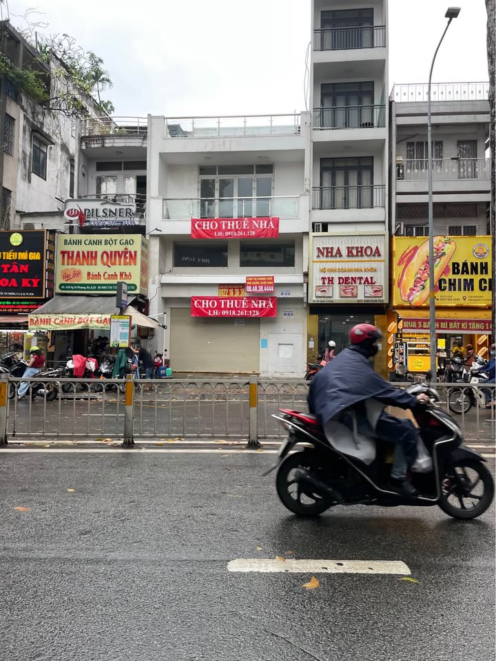 Cho thuê nguyên căn mặt tiền Nguyễn Tri Phương, Q10 - Kết cấu 2 lầu rộng rãi