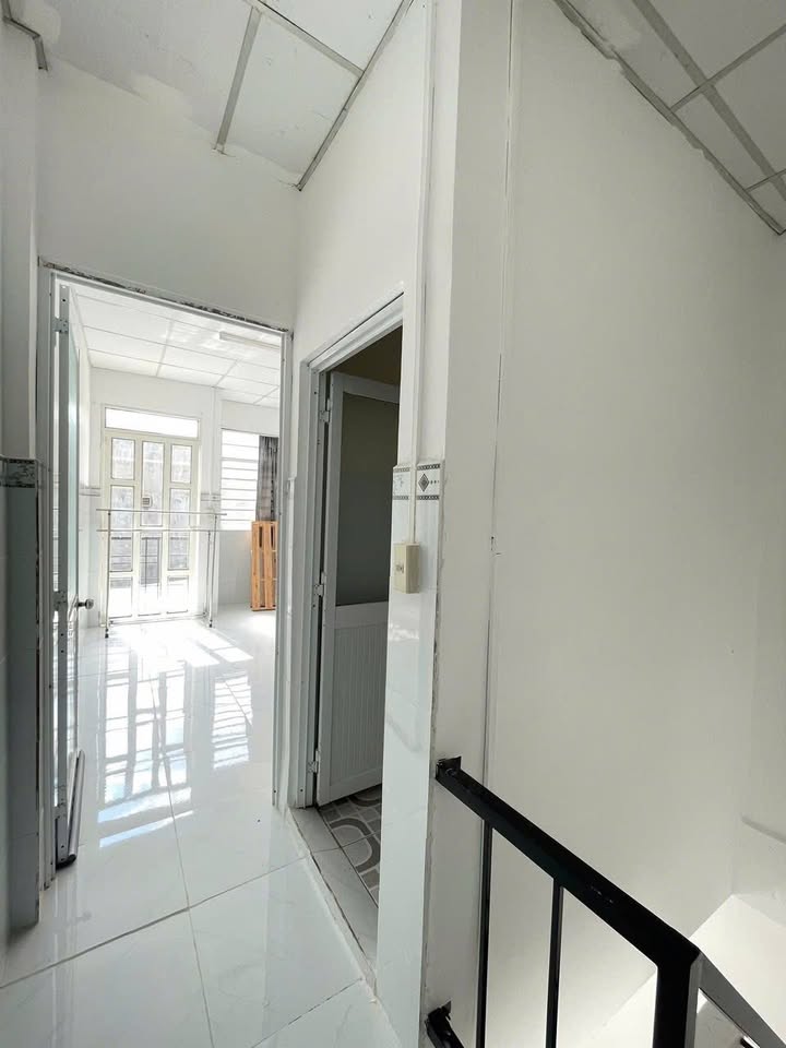Nhà cho thuê trệt lầu Hẻm 311 Nguyễn Văn Cừ, 2.8 triệu - Nội thất đầy đủ, nuôi thú cưng được!