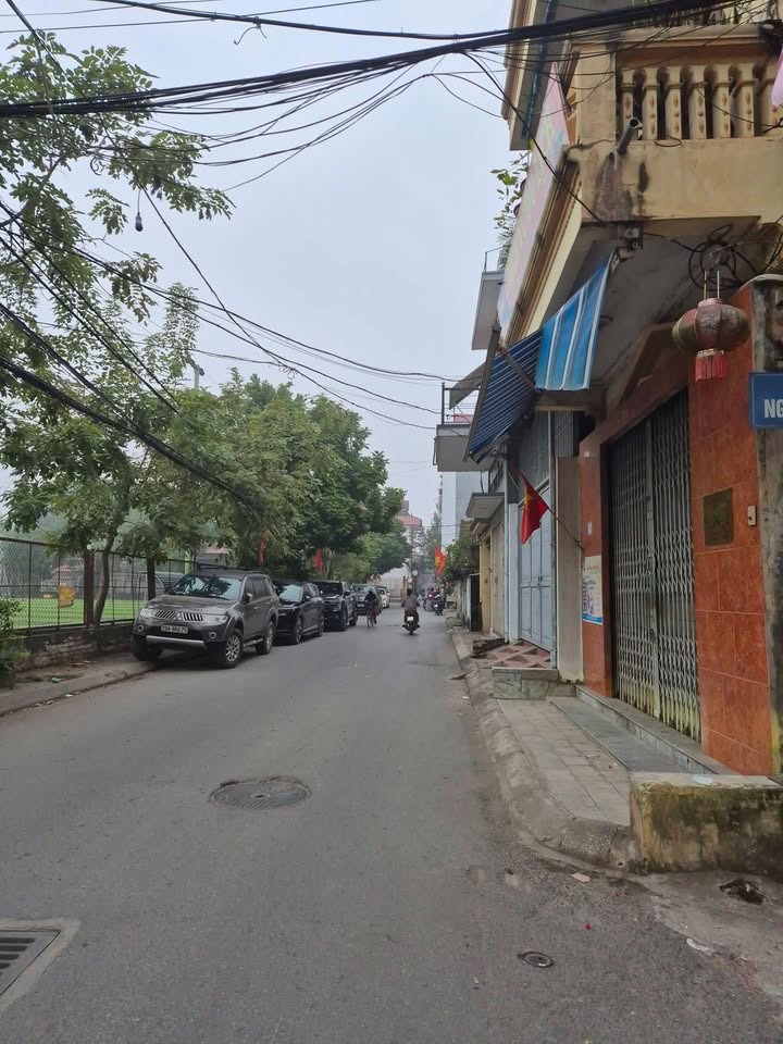 Đất Sân Bóng Đông Mỹ 61m² giá 5 tỷ - Đường thông ô tô, sổ đỏ chính chủ!