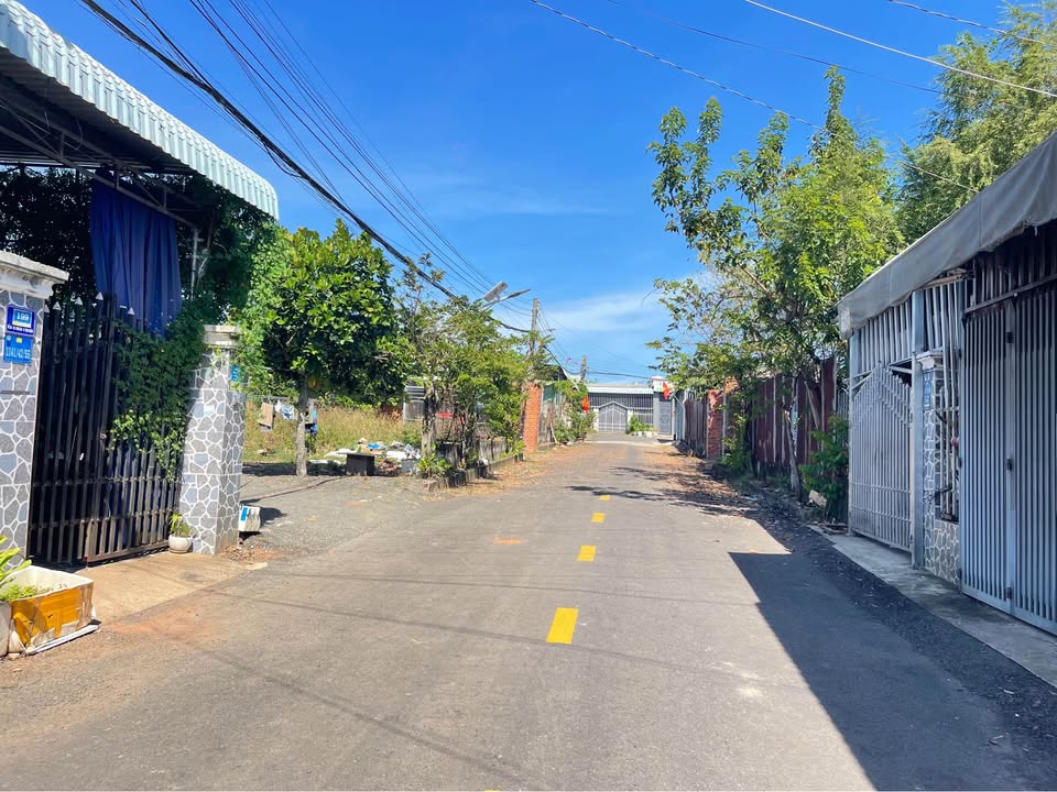 Nhà phố Tân Xuân Đồng Xoài 80m² giá 900 triệu - Vị trí đắc địa gần sân bóng