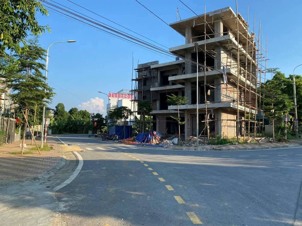 Nhà bán Ỷ La Tuyên Quang 100m² giá 4 tỷ - Kinh doanh sầm uất, ở ngay!