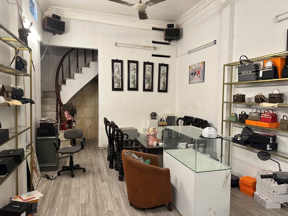 Nhà nguyên căn Đống Đa 40m² giá 13 triệu - Ô tô đỗ cửa, không gian thoáng đãng!