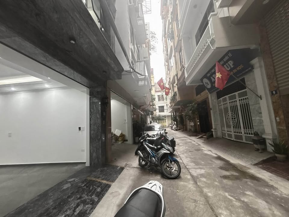 Nhà phố Chùa Láng 40m² giá 15 tỷ - Ô tô đỗ cửa, kinh doanh ngay!