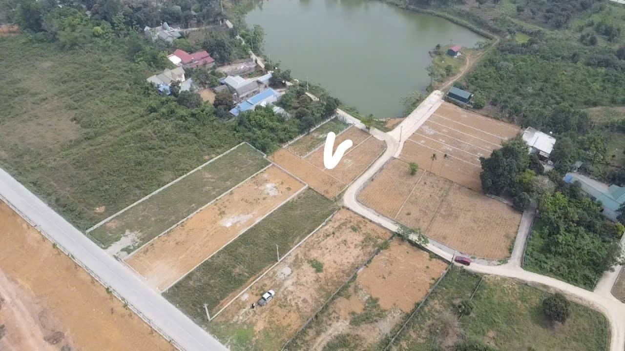 Đất nền Lương Sơn Hòa Bình 300m² giá 3 tỷ - Sổ đỏ chính chủ, view hồ đẹp!